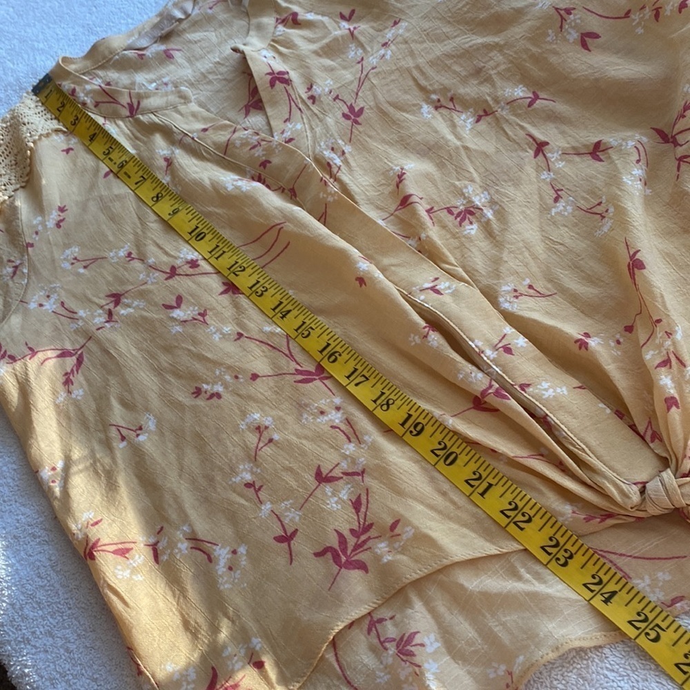 Hope & Harlow blouse high/low tie at bottom lace insert sleeves Size medium NWT - Picture 3 of 9
